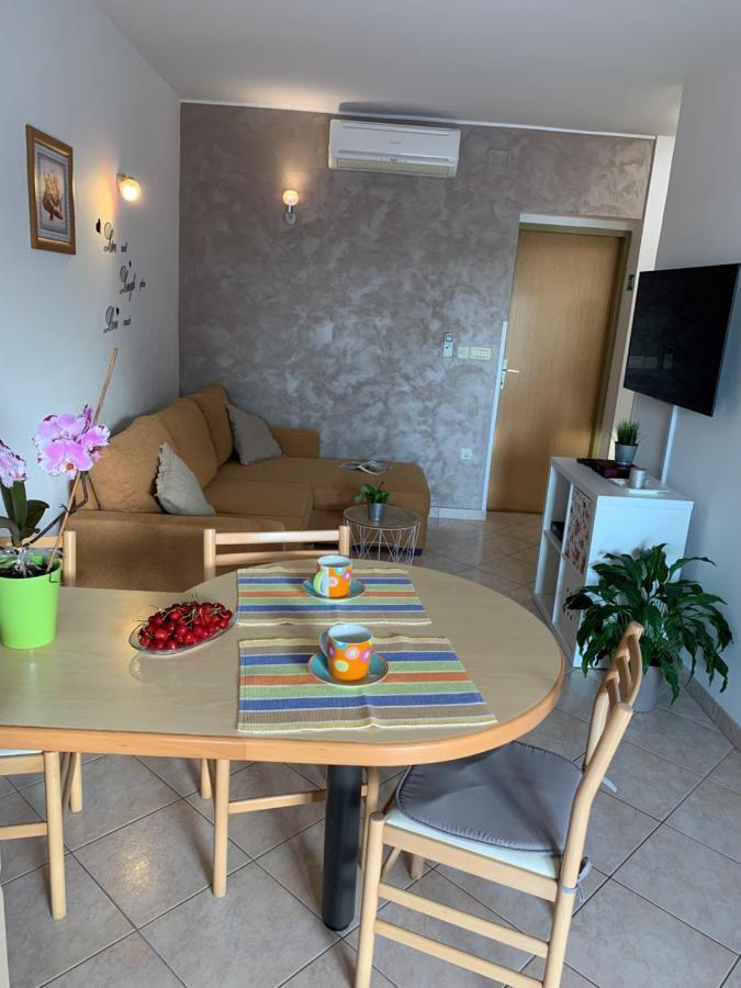 Villa Ulika - 3 Apt For 4 Persons بولا المظهر الخارجي الصورة
