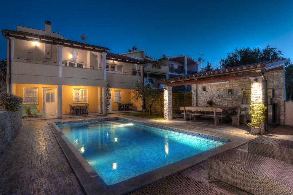Villa Ulika - 3 Apt For 4 Persons بولا المظهر الخارجي الصورة