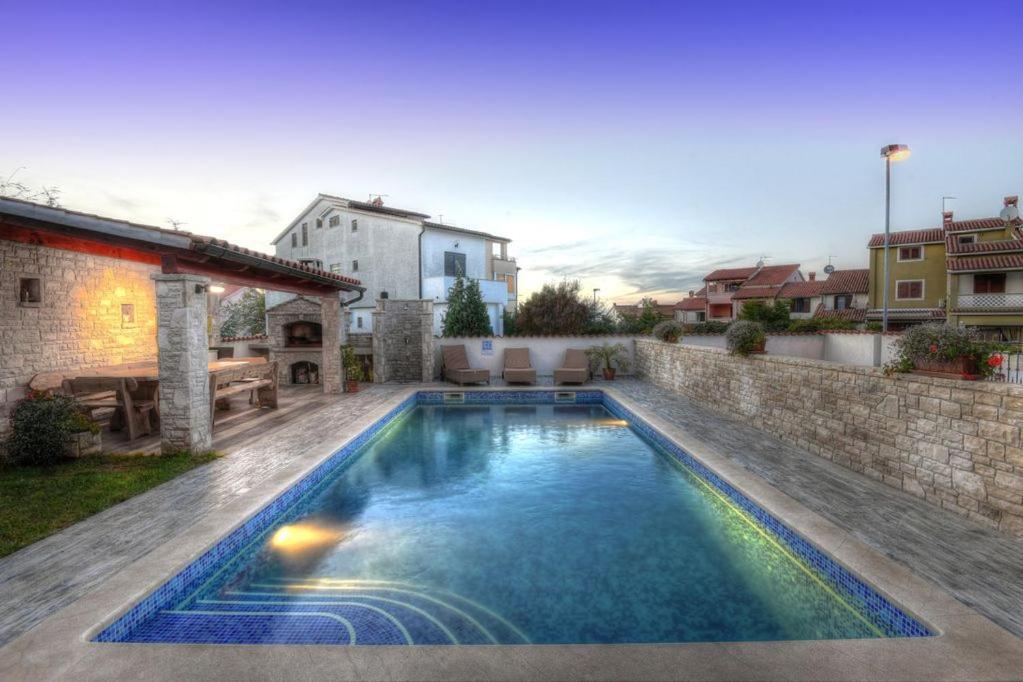 Villa Ulika - 3 Apt For 4 Persons بولا المظهر الخارجي الصورة