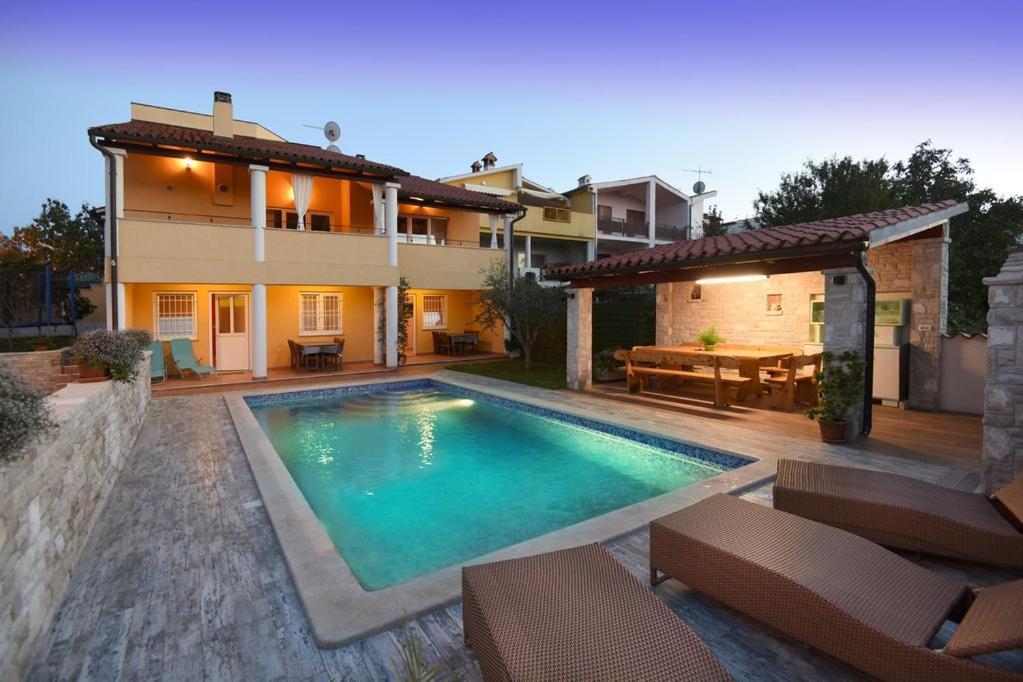Villa Ulika - 3 Apt For 4 Persons بولا المظهر الخارجي الصورة