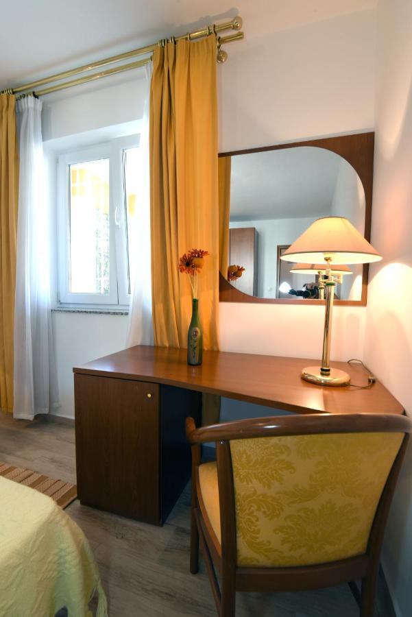 Villa Ulika - 3 Apt For 4 Persons بولا المظهر الخارجي الصورة
