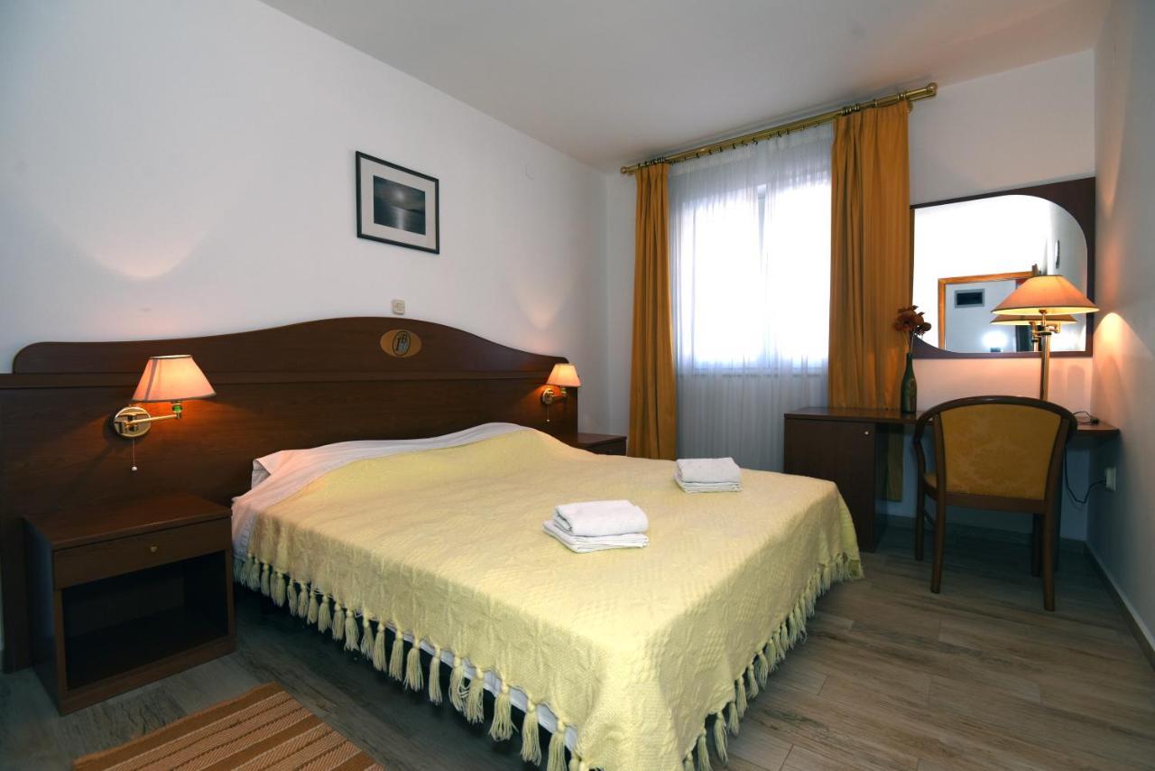Villa Ulika - 3 Apt For 4 Persons بولا المظهر الخارجي الصورة